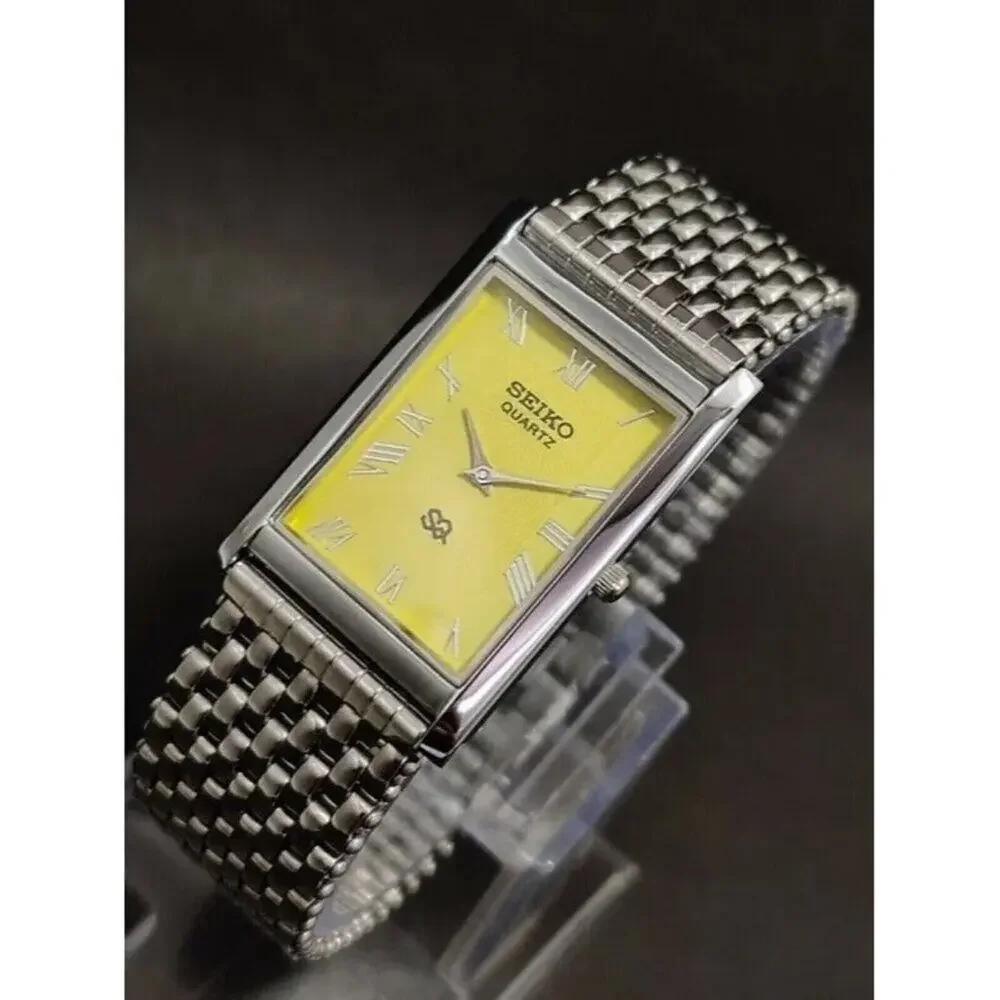 Vintage Style Seiko Quartz Mens Silver Watch & Yellow accents W/ Metal Strap